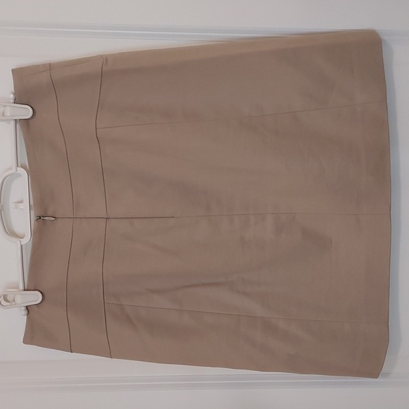 Banana Republic Beige Pencil Knee Length Skirt with Accented Waistband Size 6 - Picture 4 of 10